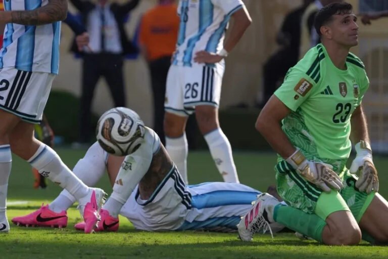‘Dibu’ Martínez pone en duda su continuidad en selección argentina tras la derrota con España