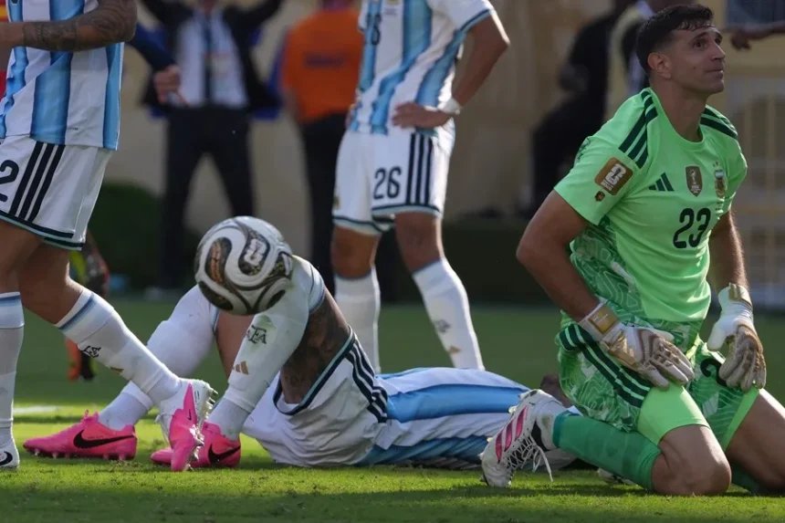 ‘Dibu’ Martínez pone en duda su continuidad en selección argentina tras la derrota con España