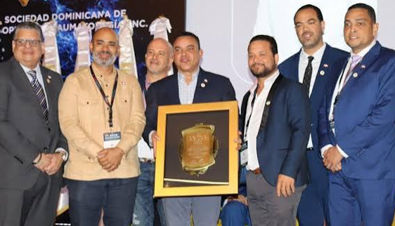 Director del SNS recibe dos distinciones durante Congreso Internacional de Ortopedia