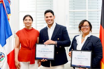 Dr. Abel Mendoza Acoge Acoge Recibe Reconocimiento Excelencia