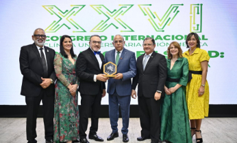 El doctor Plutarco Arias recibe el Premio Ébano Verde, máximo galardón de la Clínica Unión Médica del Norte