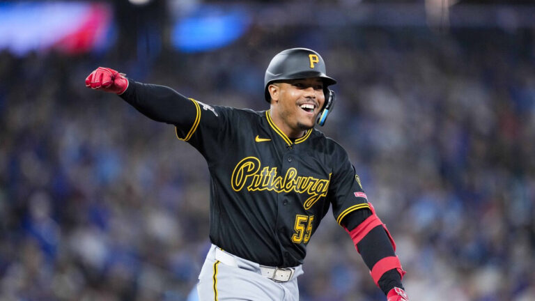 El dominicano Esmerlyn Valdez conectó un triple y un sencillo e impulsó dos carreras en la victoria de los Piratas de Pittsburgh ante los Filis