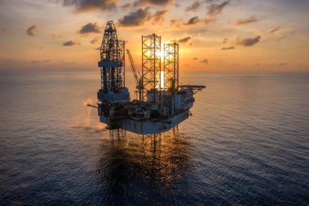 El petróleo cae ante la pausa de ataques y las señales de diálogo entre Estados Unidos e Irán