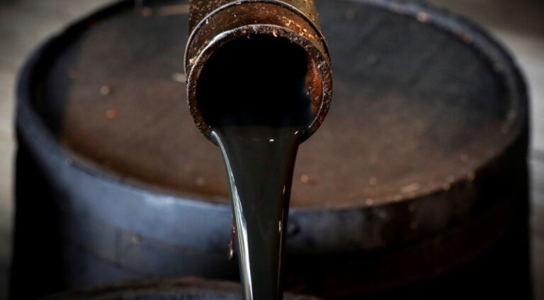 El petróleo de Texas baja a 72 dólares pese a los ataques cruzados entre EE.UU. e Irán