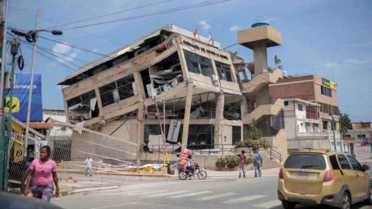 Familiares de víctimas impiden rescatista retire caja con dólares en edificio colapsado de La Guaira