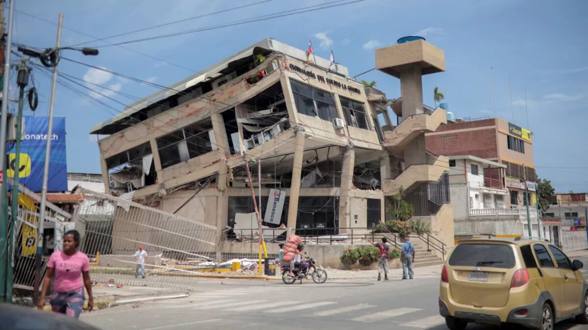 Familiares de víctimas impiden rescatista retire caja con dólares en edificio colapsado de La Guaira