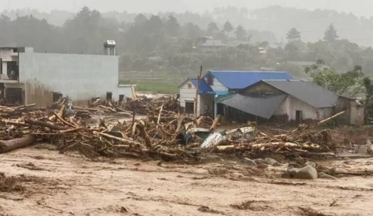 Inundación Repentina Causa Cuatro Muertes y Cuatro Desaparecidos en Norte de Vietnam