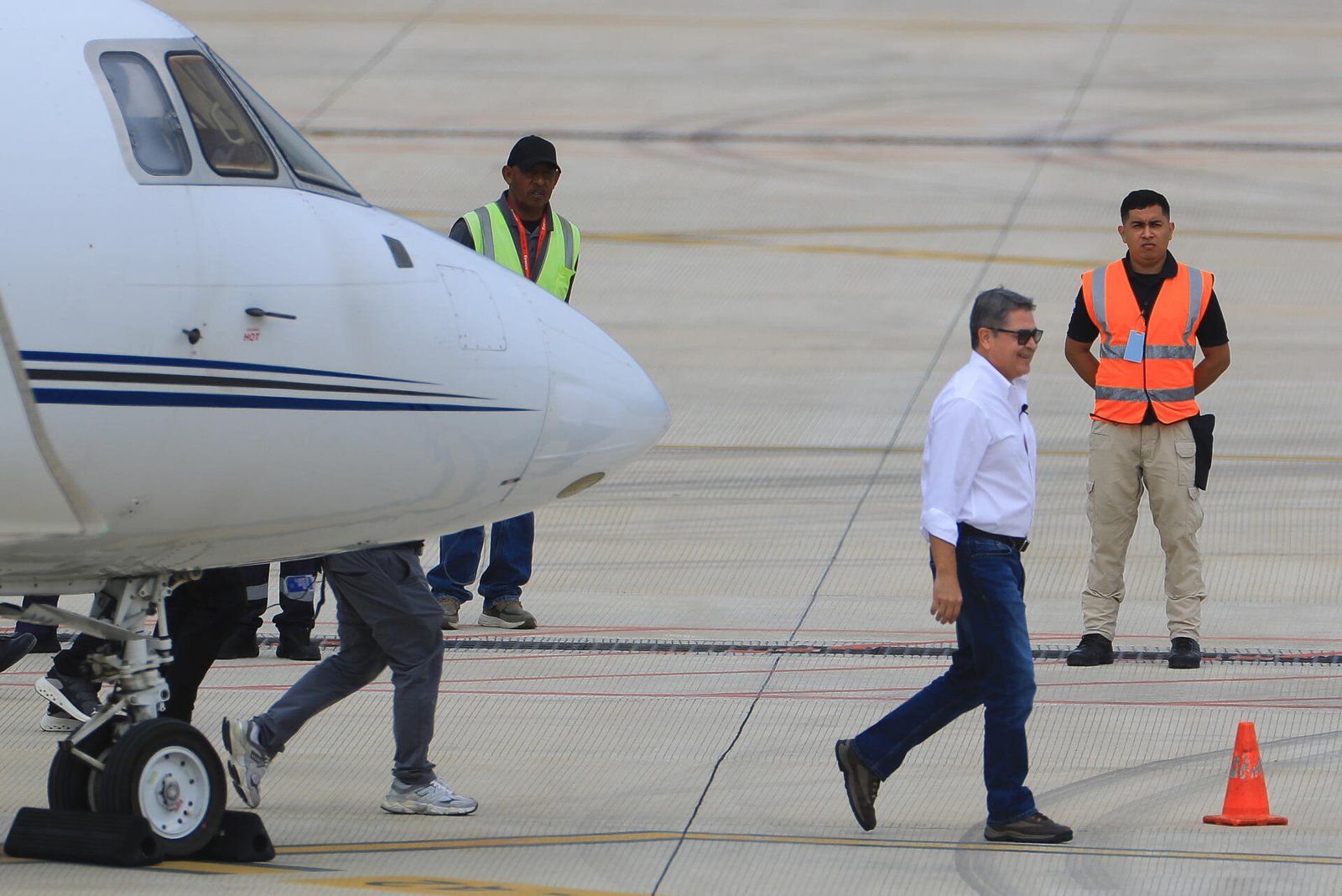 Juan Orlando Hernández Vuelve a Honduras y Enfrentará Juicio por Presunto Lavado y Fraude