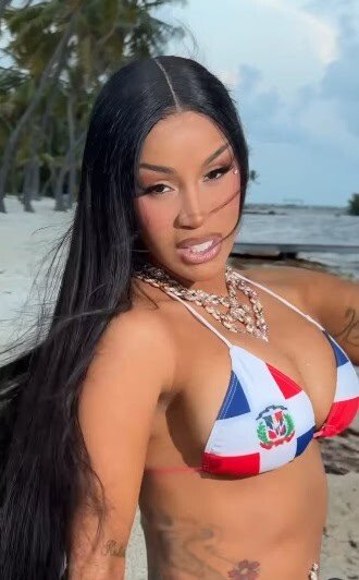 La rapera Cardi B deslumbra con bikini de la bandera de RD