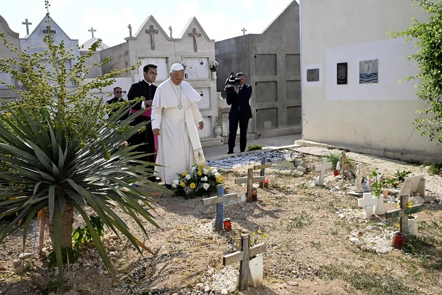 Papa León XIV honra a los migrantes fallecidos en Lampedusa y llama a enfrentar la crisis humanitaria