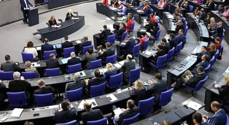 Parlamento alemán aprueba reforma de sanidad pública con recortes y medidas de ahorro