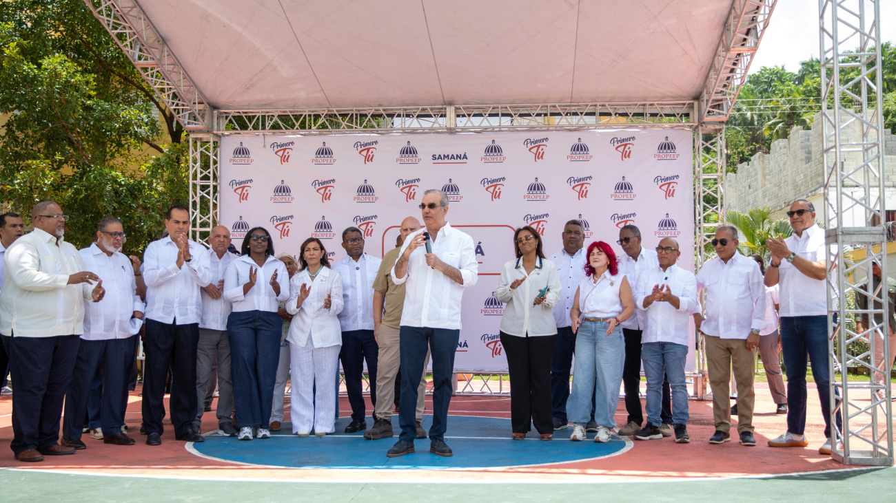 Presidente Abinader prioriza soluciones al agua potable en encuentro comunitario en Samaná
