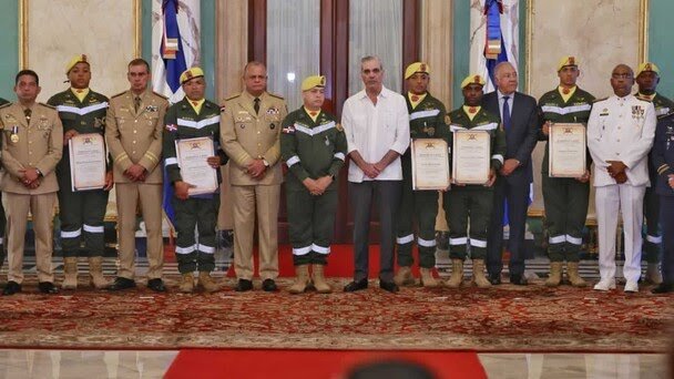 Presidente reconoce  a rescatistas participaron en rescate terremotos en Venezuela