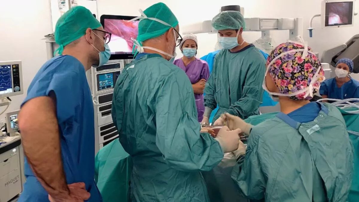 Realizan primer trasplante de riñón entre dos personas con VIH vivas en España