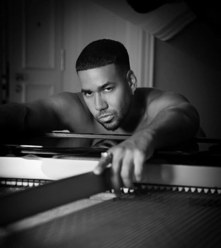 Romeo Santos celebra sus 45 años mostrando su lado más seductor y cómico