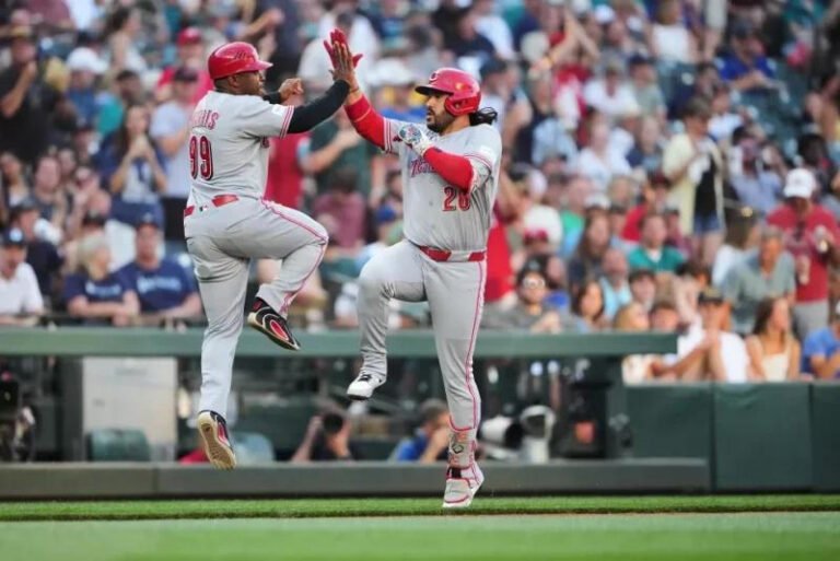 Suárez y Elly De La Cruz batean jonrones, Rojos se imponen 4-2 a Marineros