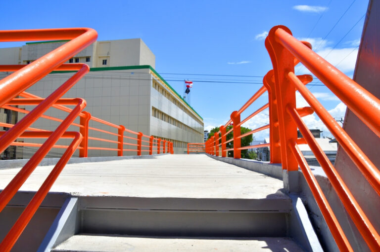 Tras 22 años de espera, el puente peatonal de la avenida Ortega y Gasset comienza a salvar vidas