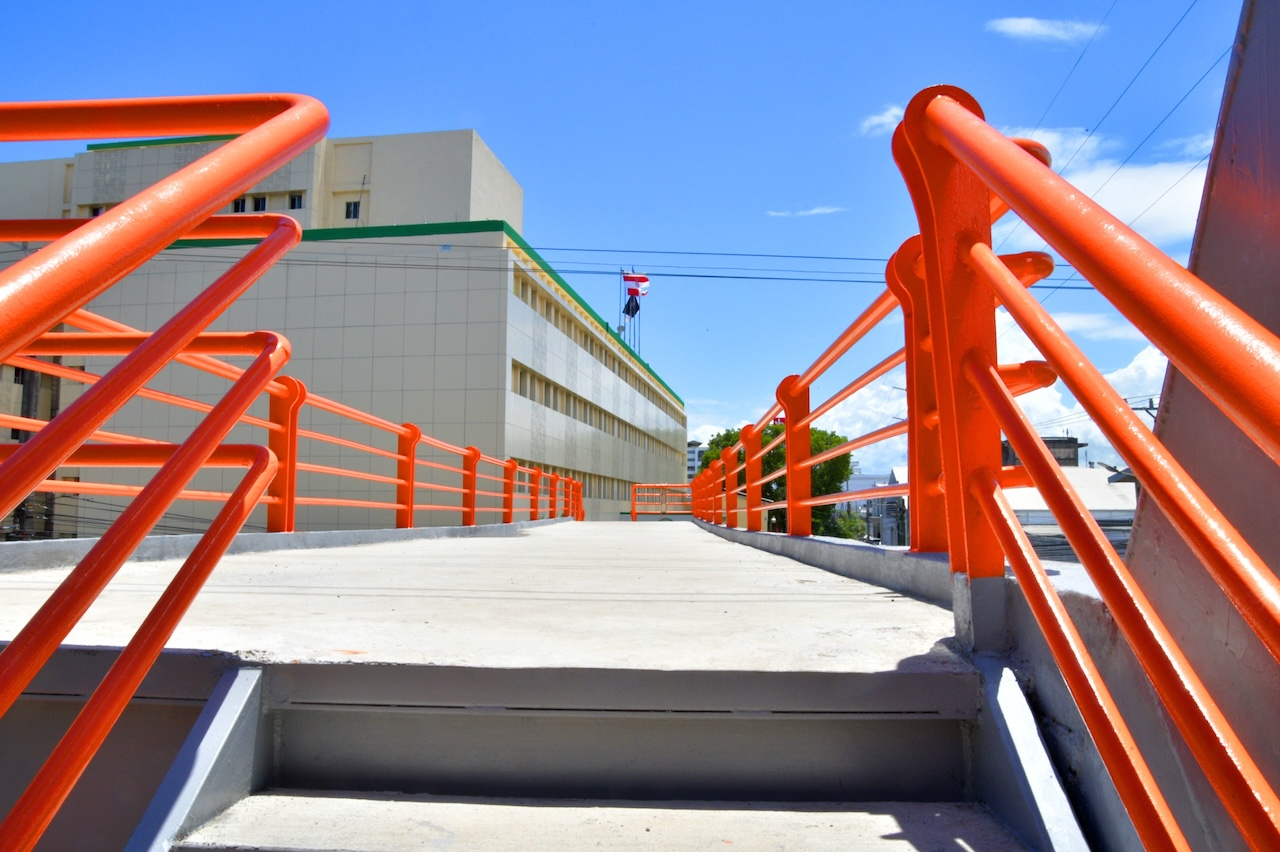 Tras 22 años de espera, el puente peatonal de la avenida Ortega y Gasset comienza a salvar vidas