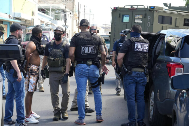 Trump compra dos de los mayores centros de detención de inmigrantes en California