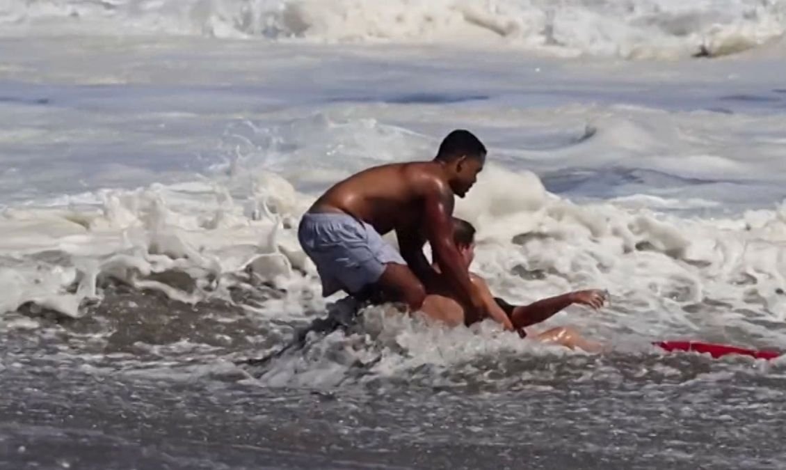 Video: Socorrista de 16 años arriesga su vida y salva a niño de 10 en una playa de California